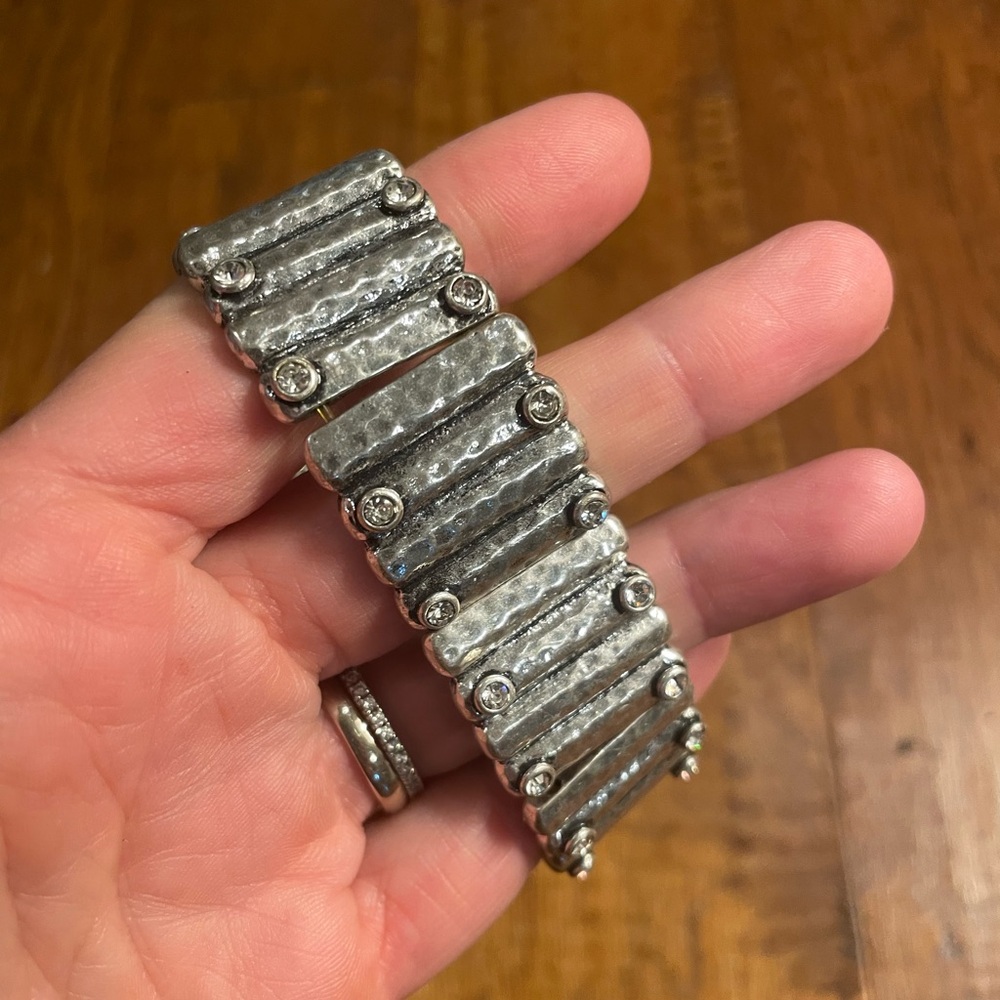 🩷Silver metal and jeweled stretchy bracelet